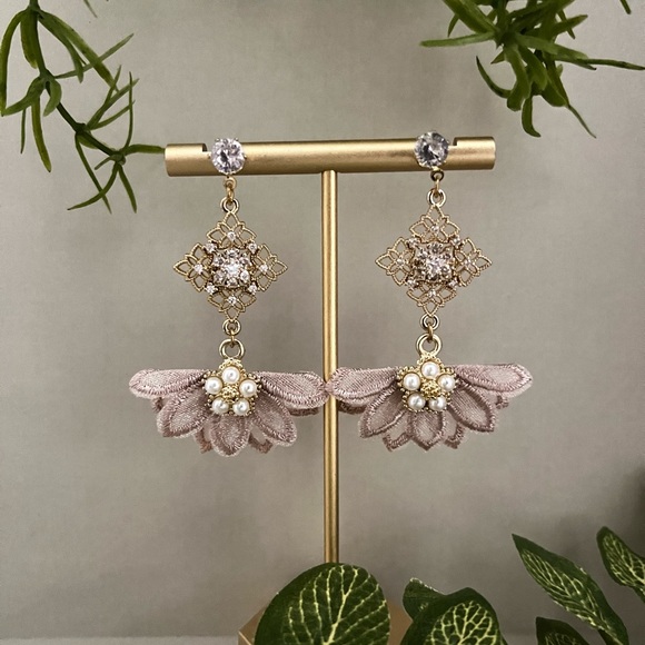 Elegant Flirty Flower-Inspired Dangle Earrings- Mixed Material Stylish Feminine - Picture 7 of 11